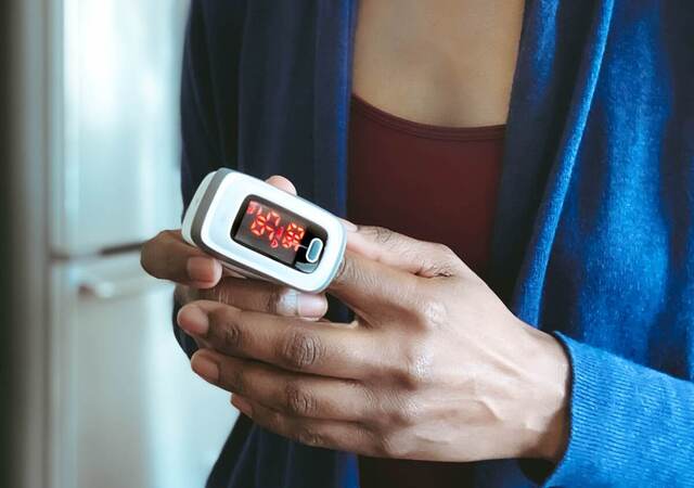 A person using a pulse oximeter